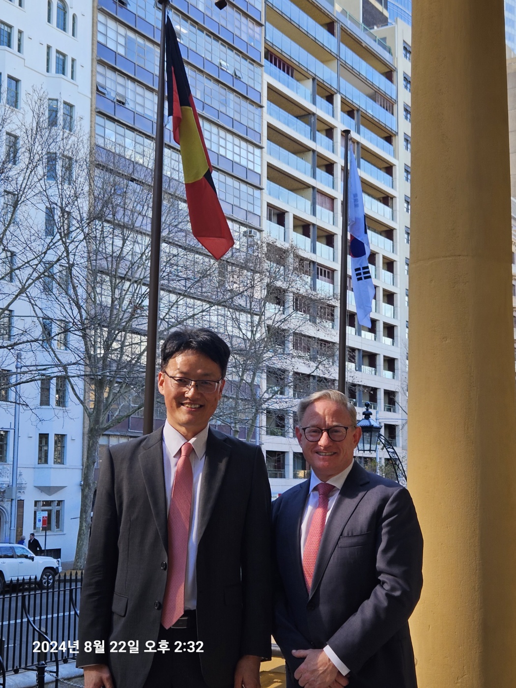 Consul-General Yong Jun Choi meets the President of the NSW Legislative Council